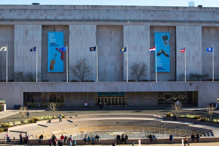 Trump orders disclaimers outside Smithsonian's Museum of American History 